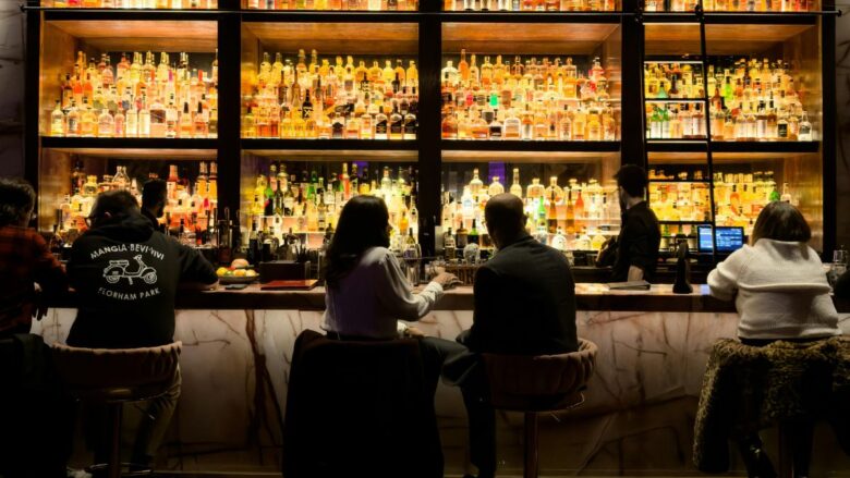 安心して女性と出会う男性のイメージ