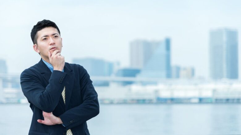 トラブルの原因について考える男性