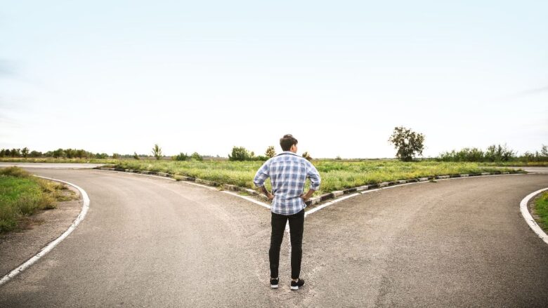 パパ活アプリと交際クラブのどちらを選ぶか悩む男性