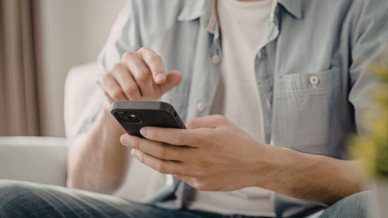 安全な方法を知り、安心してスマホを触る男性