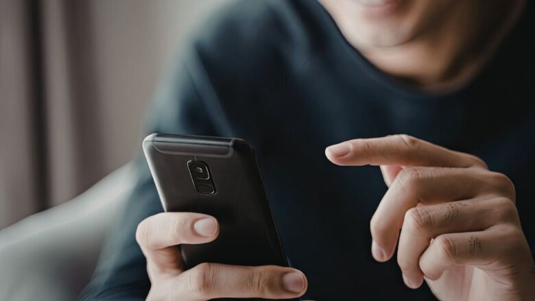 スマートフォンでマッチングアプリを利用する男性