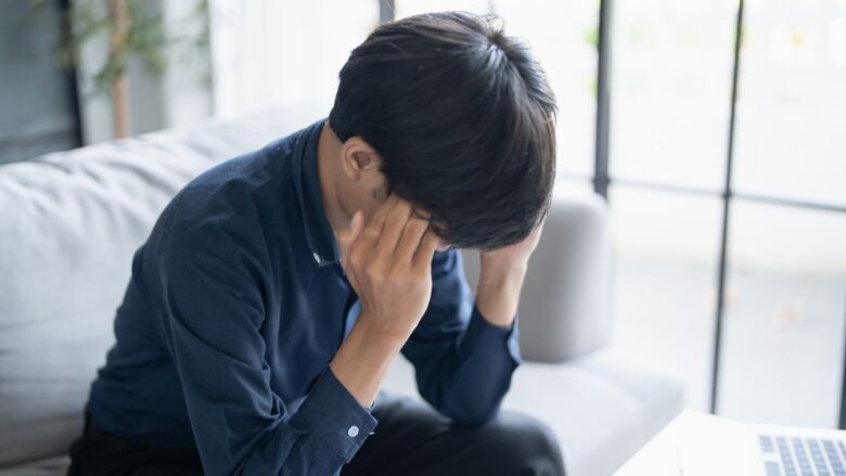 トラブルに悩む男性のイメージ