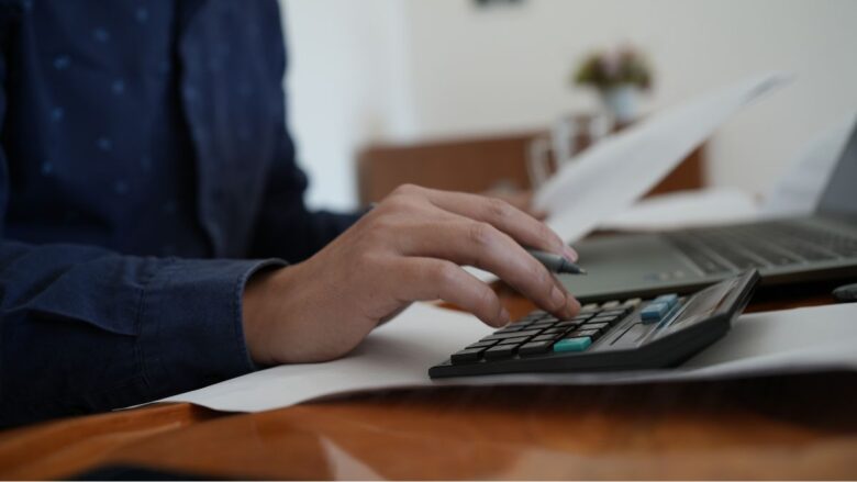 パパ活にかかる費用を計算する男性