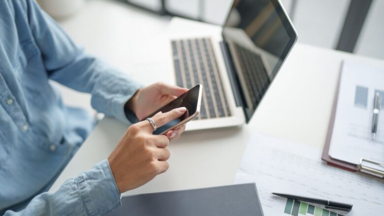 スマホでパパ活アプリを比較する男性