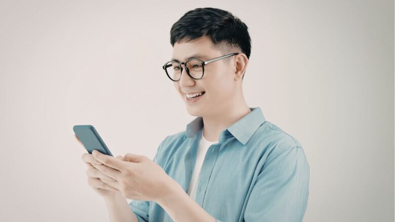 パパ活アプリで返信を待つ男性のイメージ