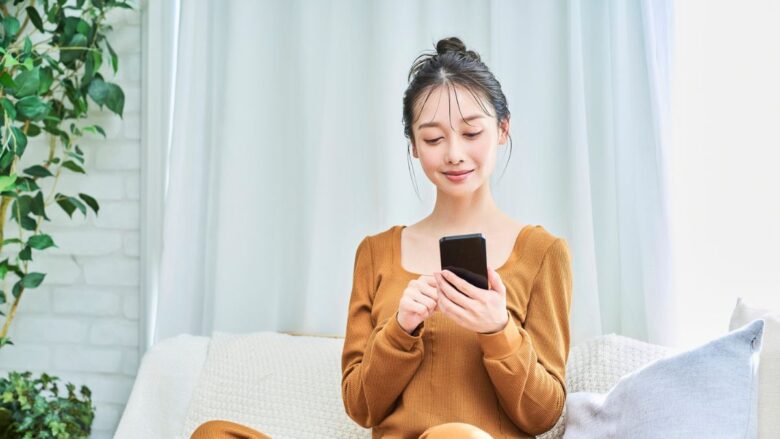 パパ活女子がスマートフォンを操作しているイメージ