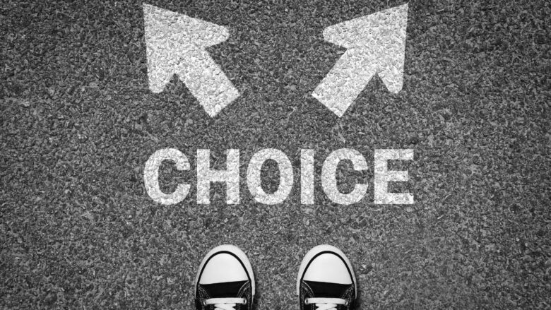 出会えるかどうかは選択で変わることを示す男性のイメージ