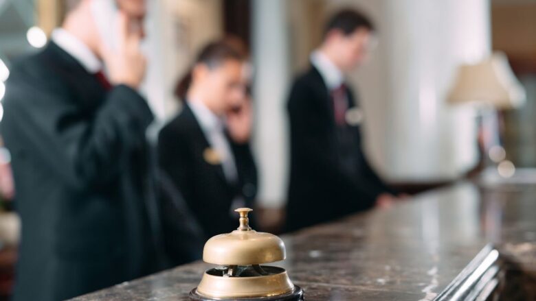 高級感のある場所で女性との出会いを想像する男性のイメージ