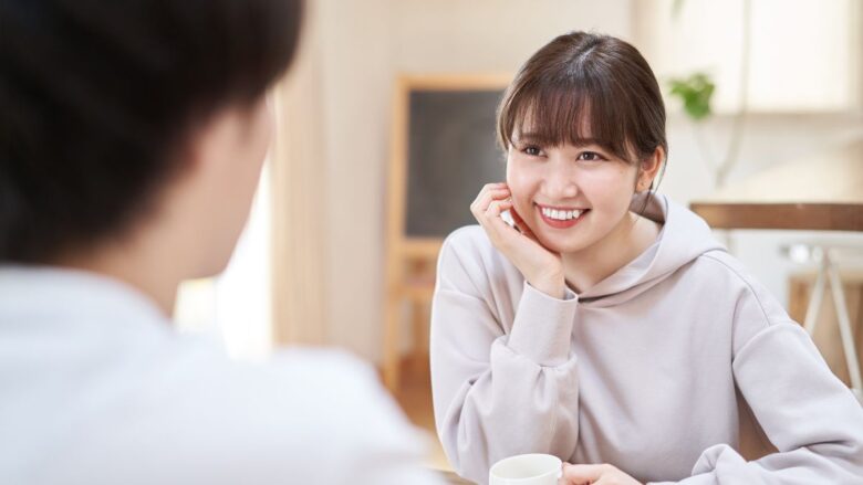 顔合わせで会話する男女のイメージ