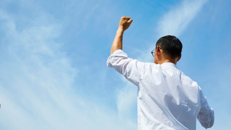 パパ活を始めることを決意した男性のイメージ