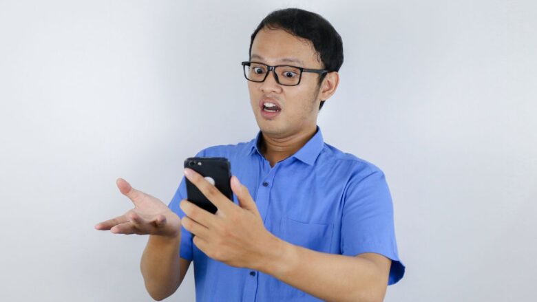 トラブルに遭い落ち込む男性のイメージ