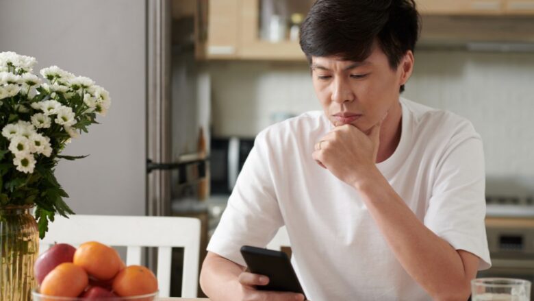 危険な状況に警戒する男性のイメージ