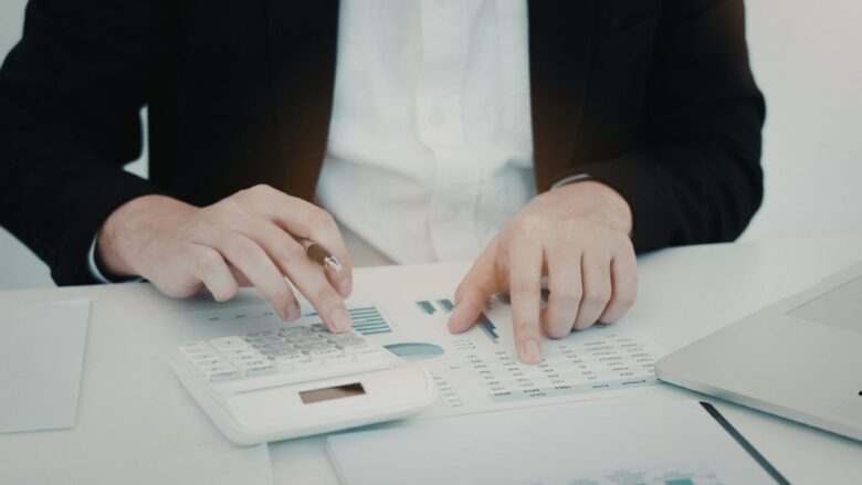 成功と失敗の違いを分析する男性のイメージ