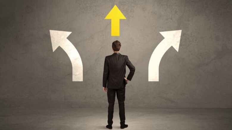 安全な選択を決断しようとしている男性のイメージ