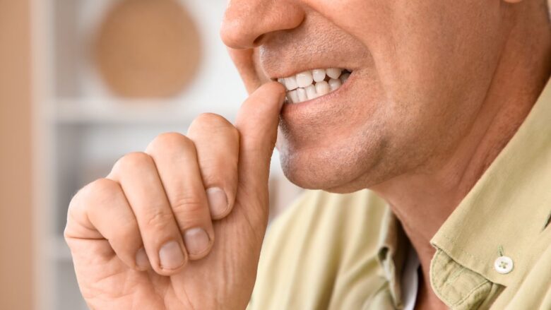 年齢に自信を持てず悩む男性のイメージ