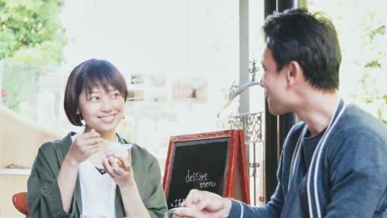 安心感のある男性と女性が会話している様子