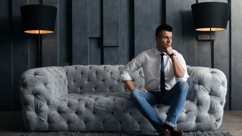 静かなラウンジで落ち着いて過ごす男性|プライバシーが守られる安心な空間