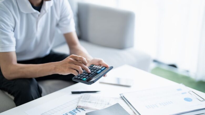 交際クラブの料金を検討して悩む男性