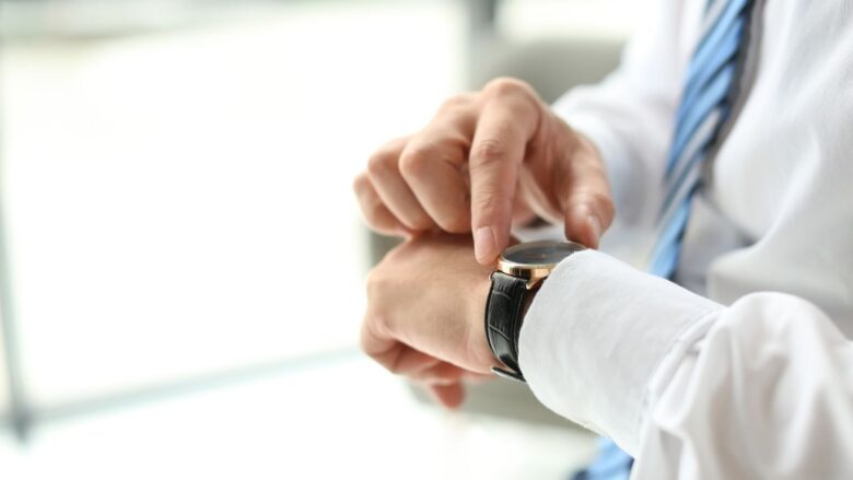 時間を重視する忙しい男性のイメージ