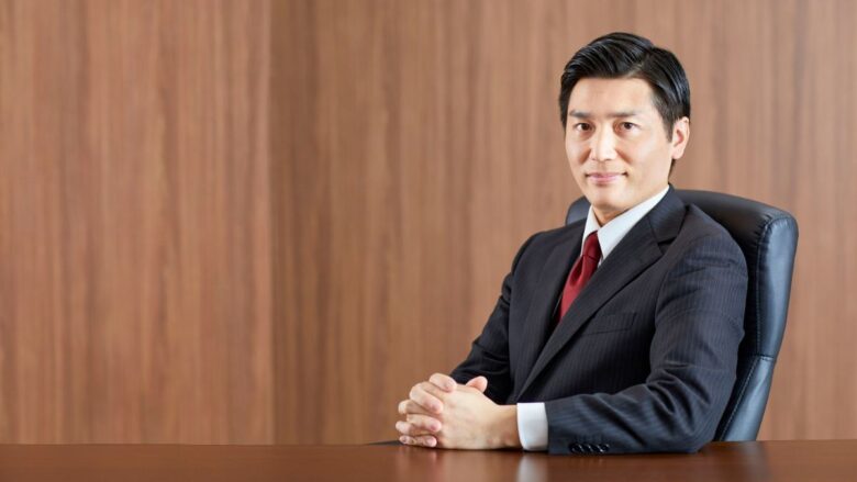 交際クラブを利用する成功した男性のイメージ