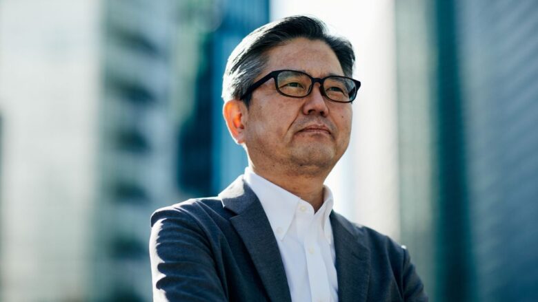 交際クラブへの入会を決断する男性のイメージ