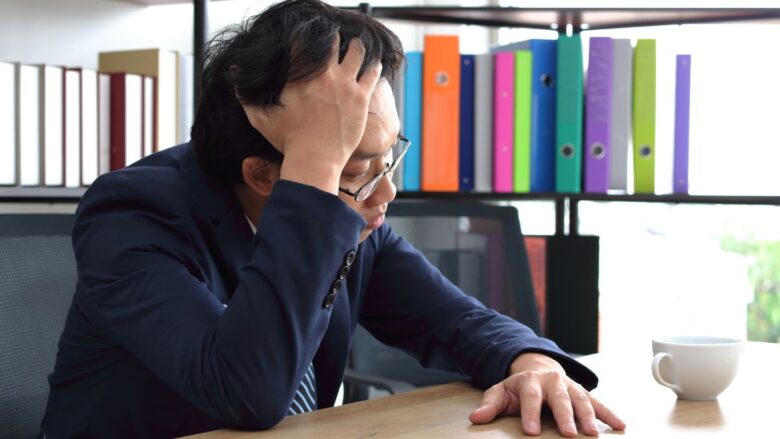 パパ活のやり取りに疲れている男性のイメージ