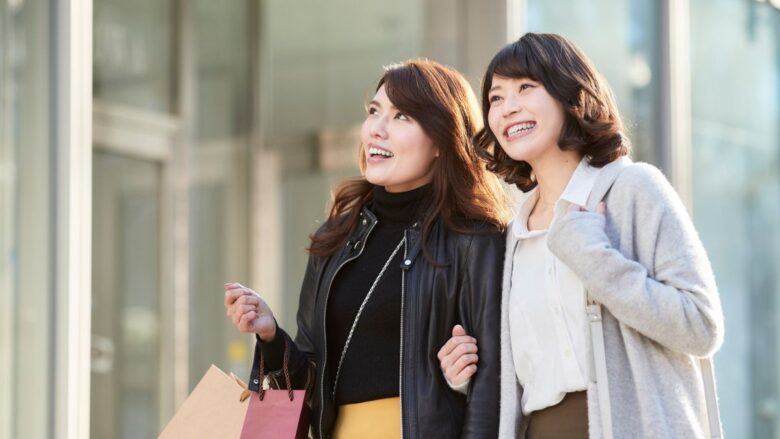 太パパと出会って収入が安定している女性のイメージ