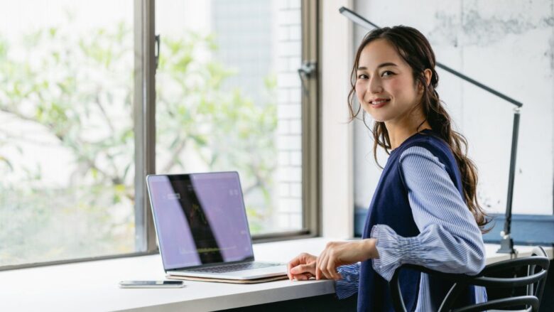 パパ活アプリと交際クラブを両立する女性のイメージ