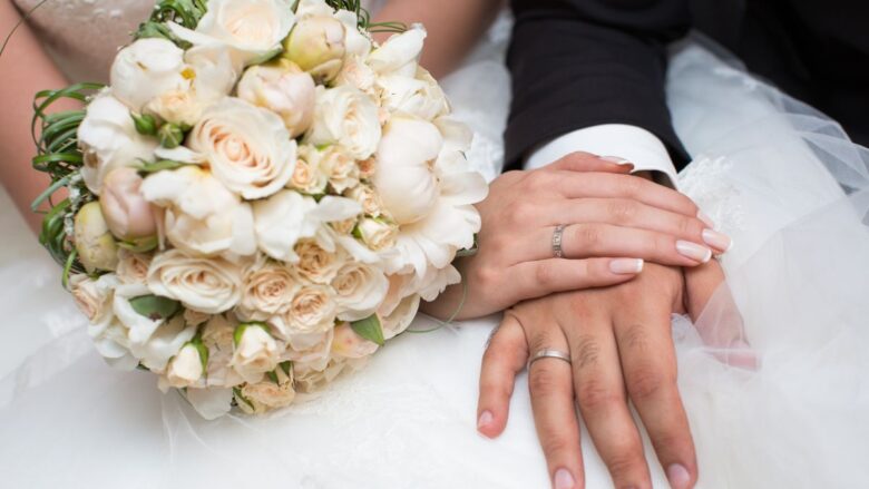 婚活サービスで高収入男性と結婚する女性のイメージ