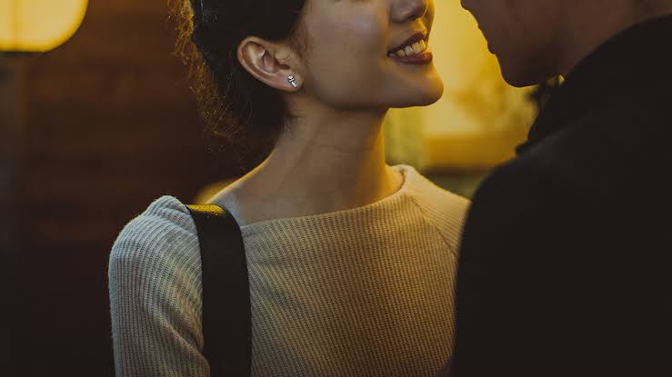 パパ活相手と定期契約をする女性のイメージ