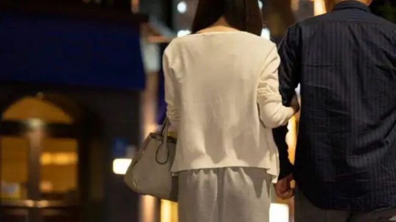 パパ活アプリであった相手と食事に向かう男女のイメージ