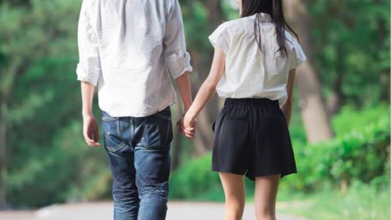 ラブアンで出会ったパパ活女子とデートを重ねる男性のイメージ
