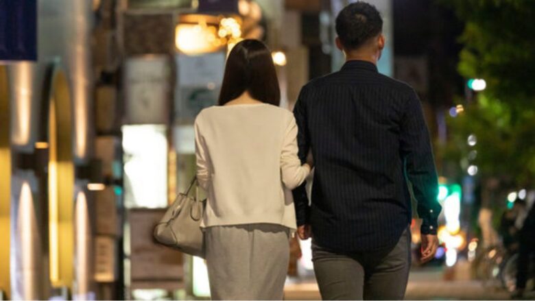 ユニバース倶楽部で出会った相手とホテルに向かう男女のイメージ