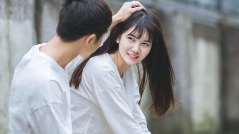 ベトナム人女性と話す男性のイメージ