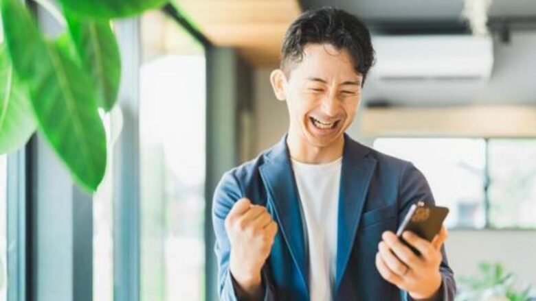 パパ活女子からお誘いがきて喜ぶ男性のイメージ