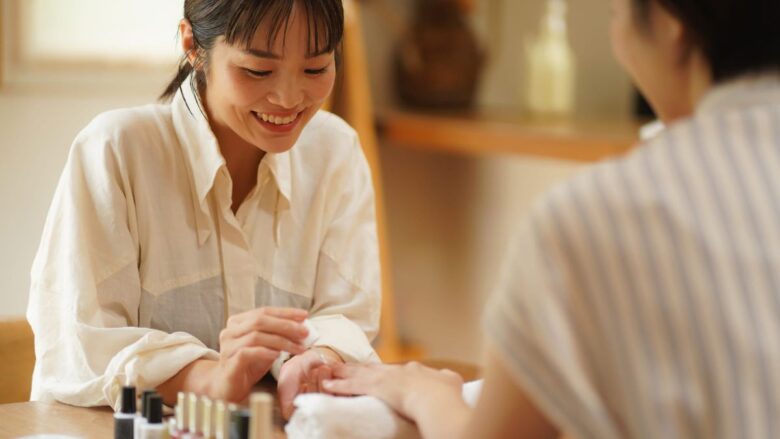 ネイルサロンに行く女子大生のイメージ
