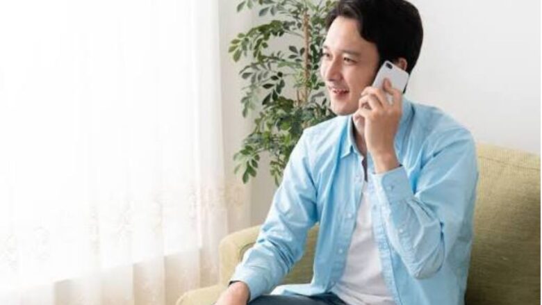 LINE通話をする男性のイメージ