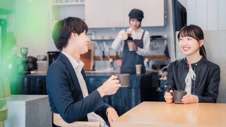 カフェで顔合わせをする男女のイメージ