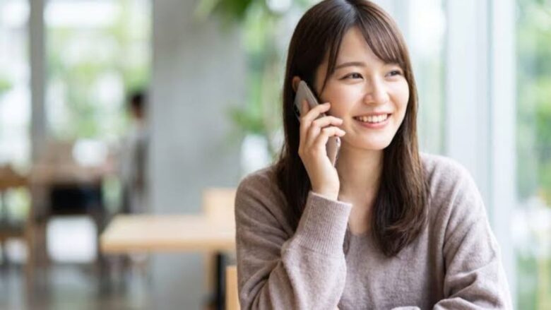 顔合せ中に別の男性と電話をするパパ活女子のイメージ