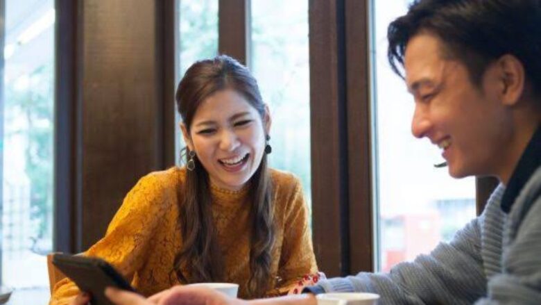 投資の話に興味を示すパパ活女子のイメージ