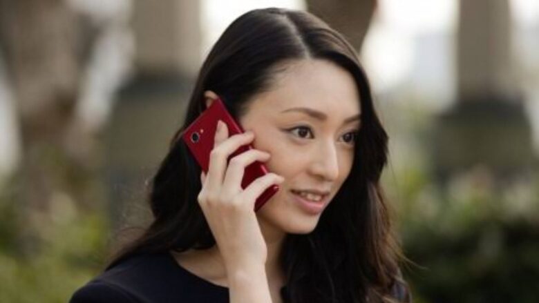 投資の話を聞きたいと電話をするパパ活女子のイメージ